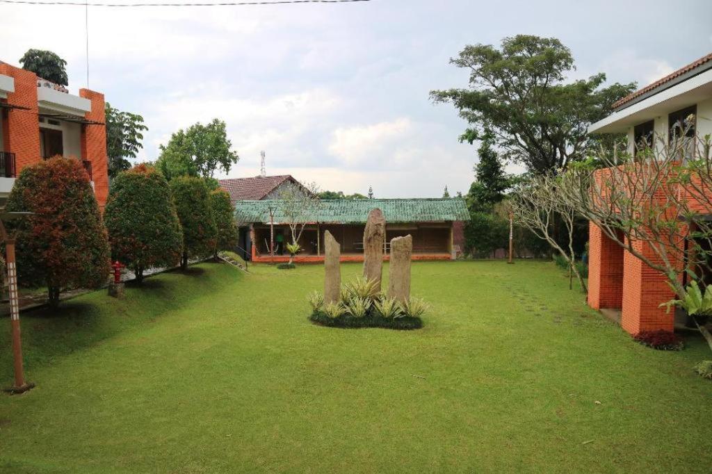 Villa Bukit Pinus Bogor Luaran gambar