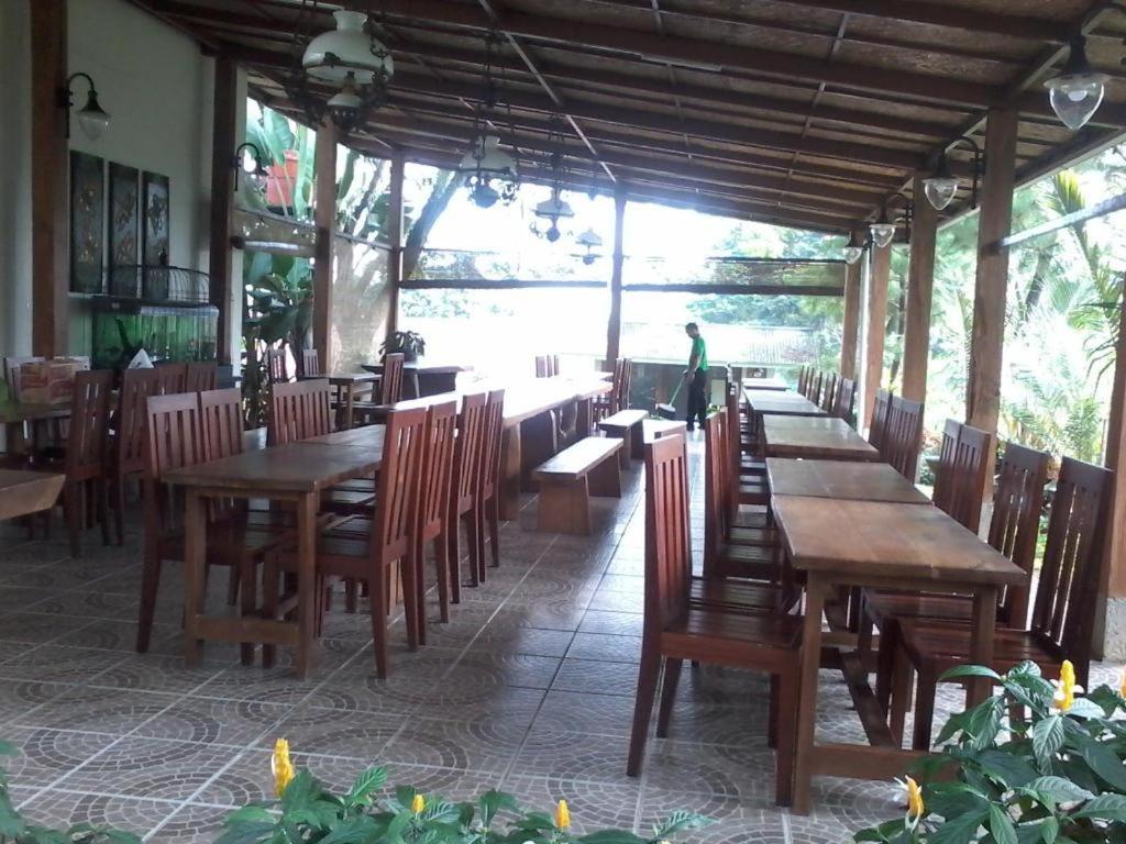 Villa Bukit Pinus Bogor Luaran gambar